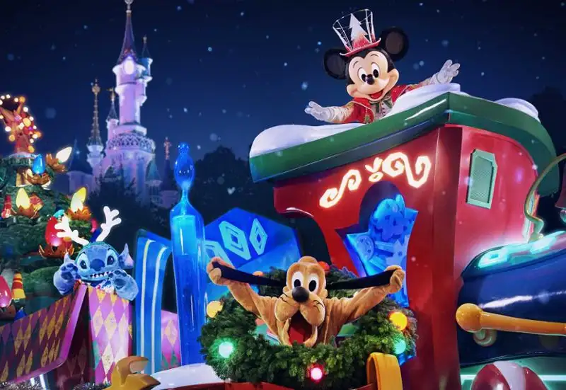 Parade de Noel de Disneyland Paris avec Mickey et ses amis