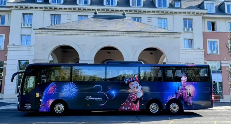 Navette gratuite devant un hotel partenaire Disneyland Paris